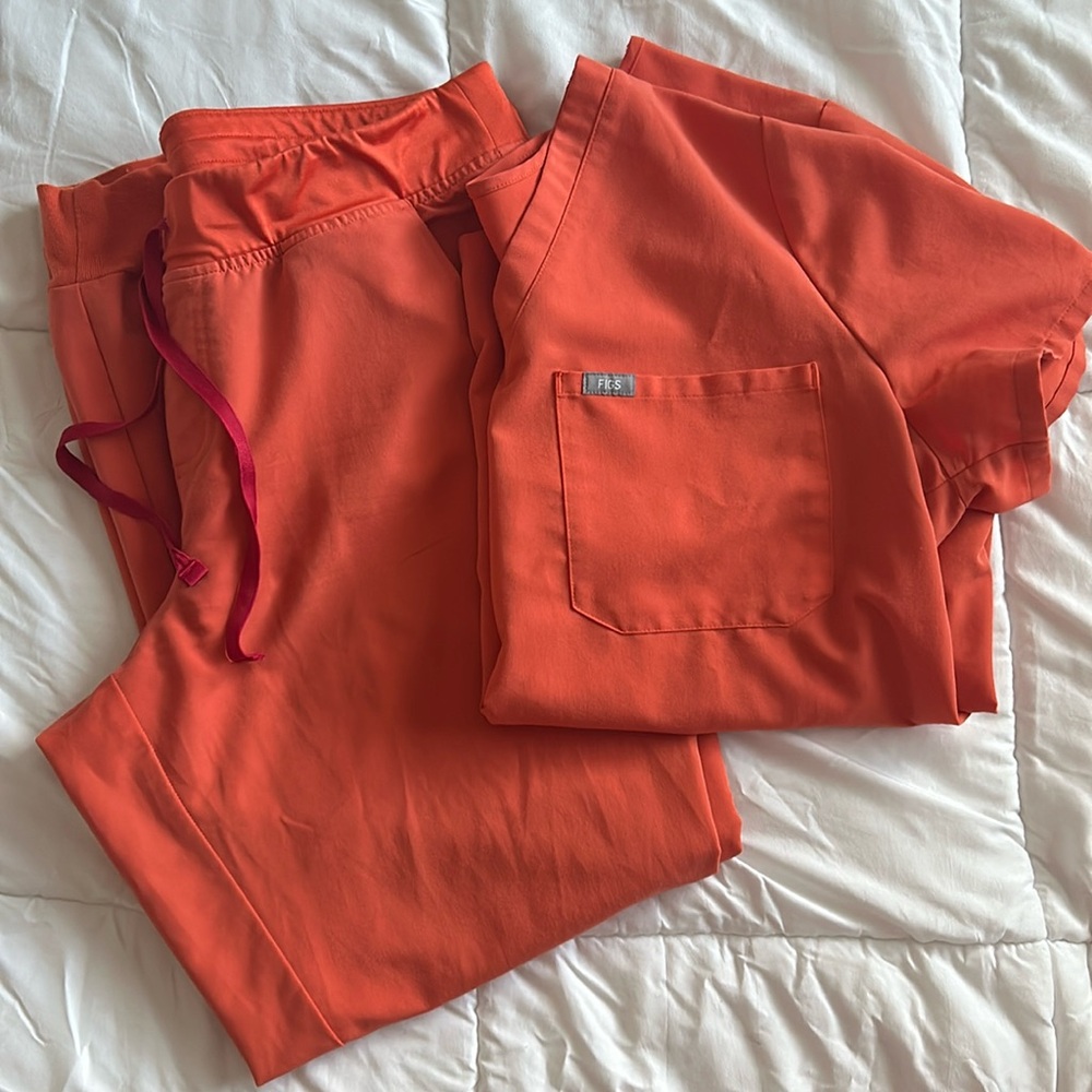 Figs catrina one pocket top and Zamora joggers